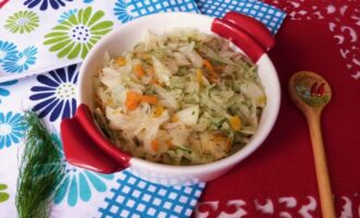 Тушеная капуста с морковью и яблоком