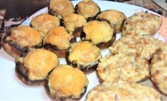 Фаршированные грибы и картофель, запеченный с грибами и сыром
