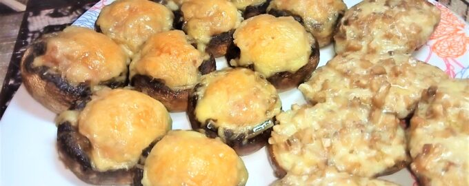 Фаршированные грибы и картофель, запеченный с грибами и сыром
