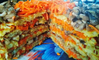 Картофельный торт с грибами и морковью на сковороде