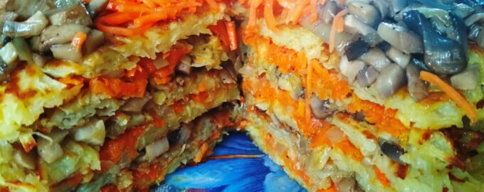 Картофельный торт с грибами и морковью на сковороде