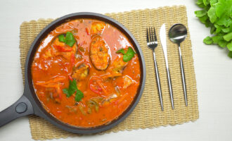 Рыба, тушеная в томатном соусе с овощами