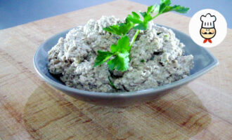 Печень трески с творогом и перепелиными яйцами