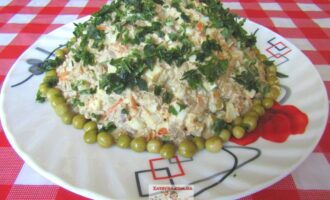 Салат с куриной печенью, яйцами и овощами