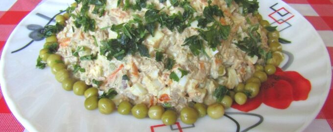 Салат с куриной печенью, яйцами и овощами