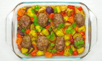 Мясные котлеты с овощами в духовке