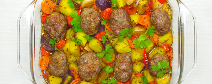 Мясные котлеты с овощами в духовке