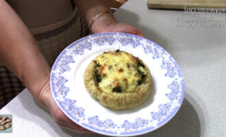 Мясные ватрушки с грибами и сыром