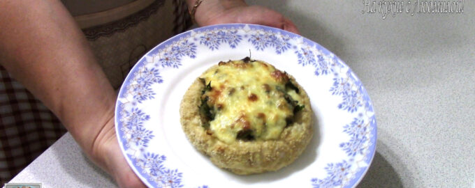 Мясные ватрушки с грибами и сыром