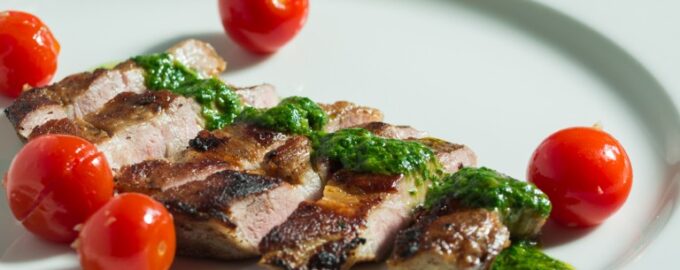 Свинина с соусом чимичурри и помидорами
