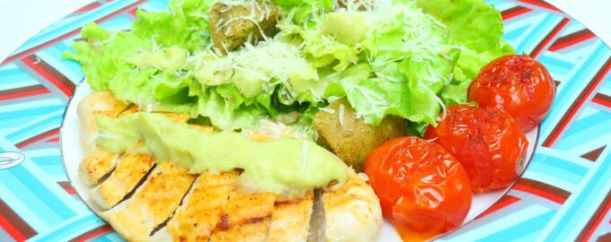 Салат Цезарь с вкусной заправкой из авокадо
