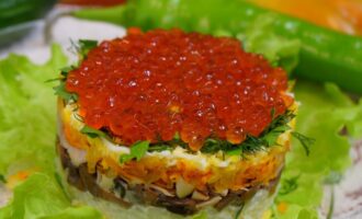 Салат с красной икрой и кальмарами