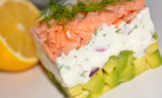 Закуска с копченым лососем, сыром и авокадо