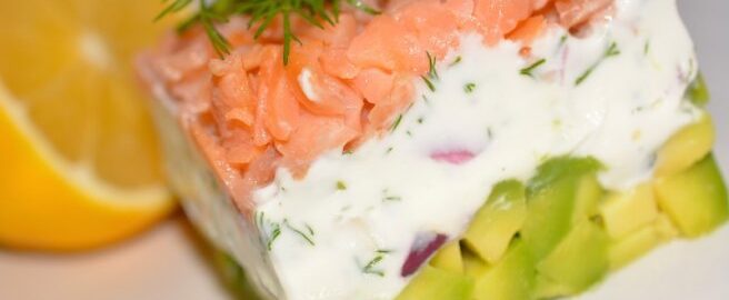Закуска с копченым лососем, сыром и авокадо