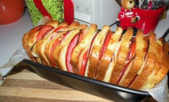 Запеченный хлеб с сыром и колбасой
