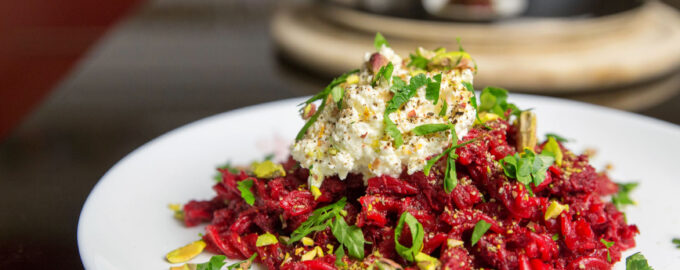 Макароны со свеклой и творожным кремом