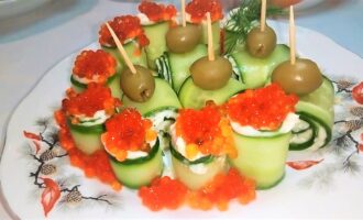 Закуска на праздничный стол. Рулеты из огурцов с красной икрой. То, что нужно на Новый год!