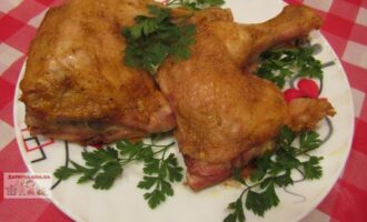 Куриные окорочка, фаршированные сыром и чесноком