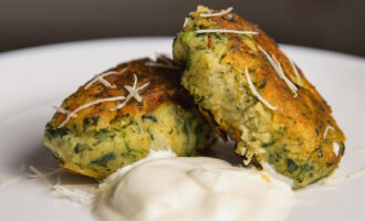 Картофельные котлеты с сыром, шпинатом и чесноком