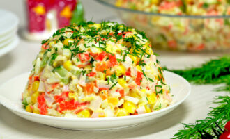 Салат с крабовыми палочками и кукурузой