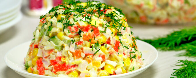 Салат с крабовыми палочками и кукурузой