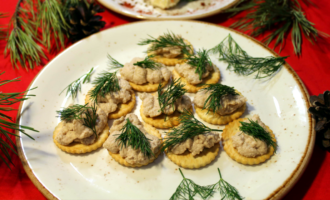 Куриный паштет на крекерах. Простая и вкусная закуска на новогодний стол