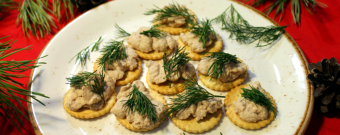 Куриный паштет на крекерах. Простая и вкусная закуска на новогодний стол