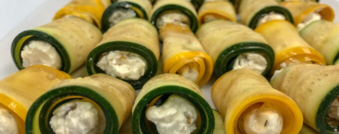 Закусочные рулетики из цуккини