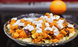 Тёплый салат с кускусом и тыквой