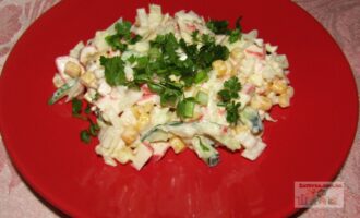 Постный салат с крабовыми палочками и пекинской капустой