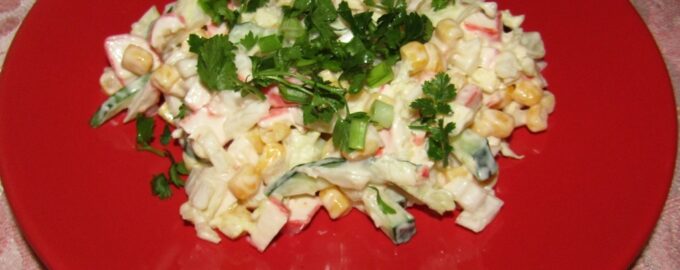 Постный салат с крабовыми палочками и пекинской капустой