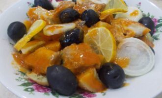 Картофельный салат со скумбрией в томатном соусе