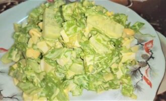 Зеленый весенний салат с зеленью и яйцом, салат на скорую руку