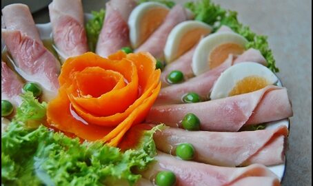 Заливные рулетики из ветчины