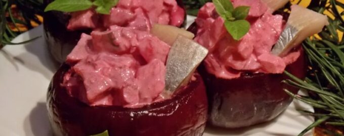 Свекла, фаршированная селедочным салатом