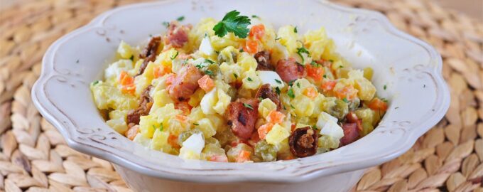 Салат с маринованными лисичками
