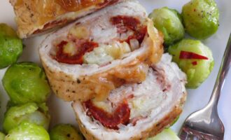 Рулеты из индейки с сыром и беконом