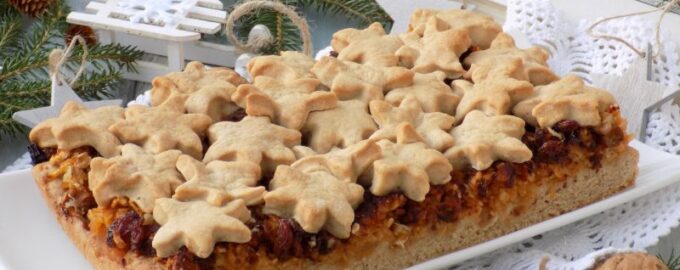 Рождественский яблочный пирог с орехами