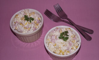 Салат с рисом, ветчиной и ананасами