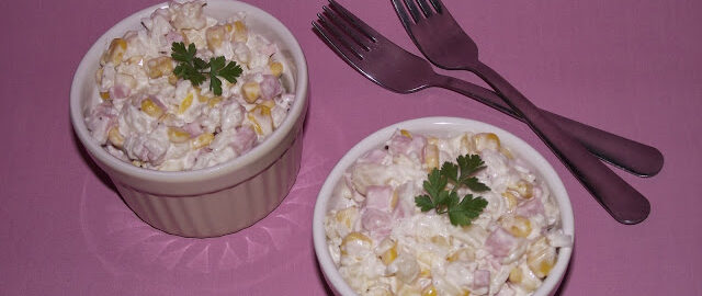 Салат с рисом, ветчиной и ананасами