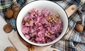 Грузинский салат из свеклы с грецкими орехами