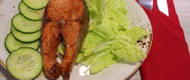 Вкуснейшие стейки из лосося без возни. Всего 3 ингредиента, 30 минут, и самая вкусная рыба на столе!