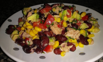 Мексиканский салат с фасолью и кукурузой