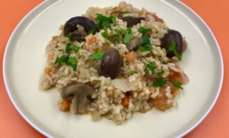 Бурый рис с грибами и овощами