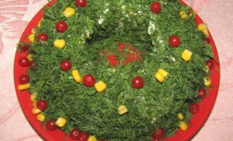 Салат «Рождественский венок» с куриным филе, сыром и яйцами