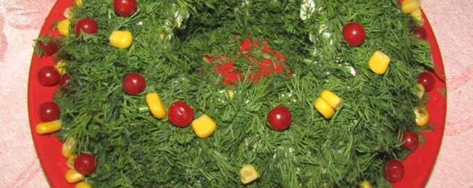Салат «Рождественский венок» с куриным филе, сыром и яйцами