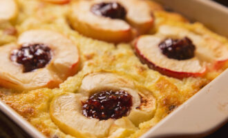 Рисовая запеканка с яблоками и изюмом
