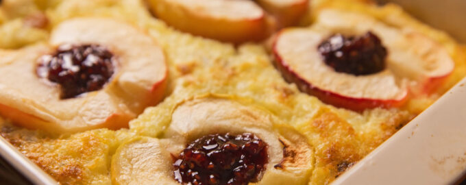 Рисовая запеканка с яблоками и изюмом