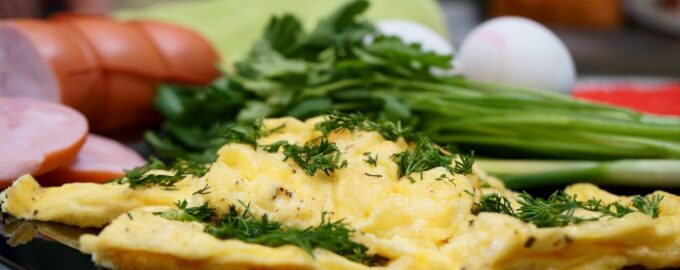 Быстрый и вкусный омлет с сыром!