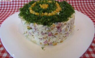 Салат с копченой колбасой и кукурузой